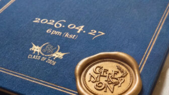 QWER、卒業証書を手に27日カムバック…ベールを脱いだ「セレモニー」の叙事詩