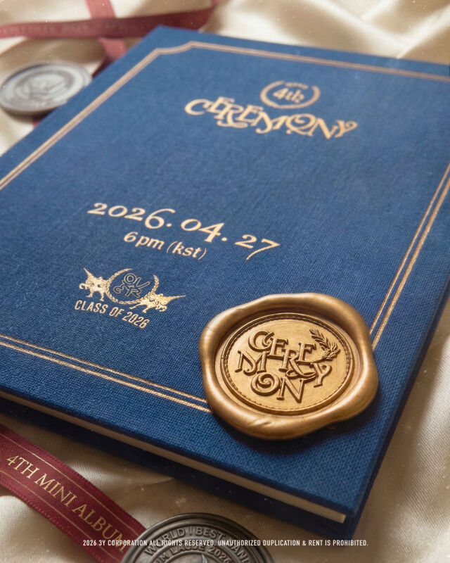 QWER、卒業証書を手に27日カムバック…ベールを脱いだ「セレモニー」の叙事詩