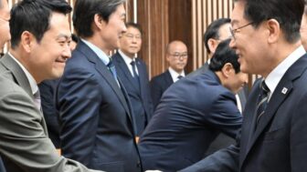 張東赫氏、李在明氏の面前で「公開狙撃」