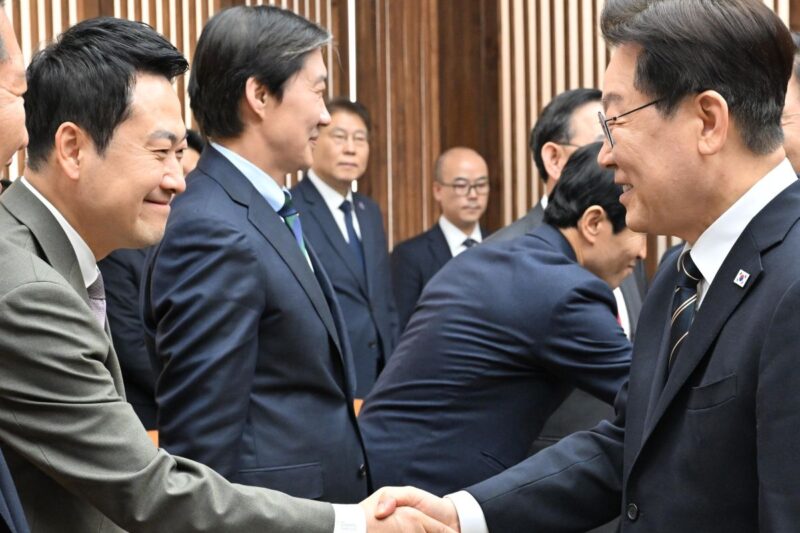 張東赫氏、李在明氏の面前で「公開狙撃」