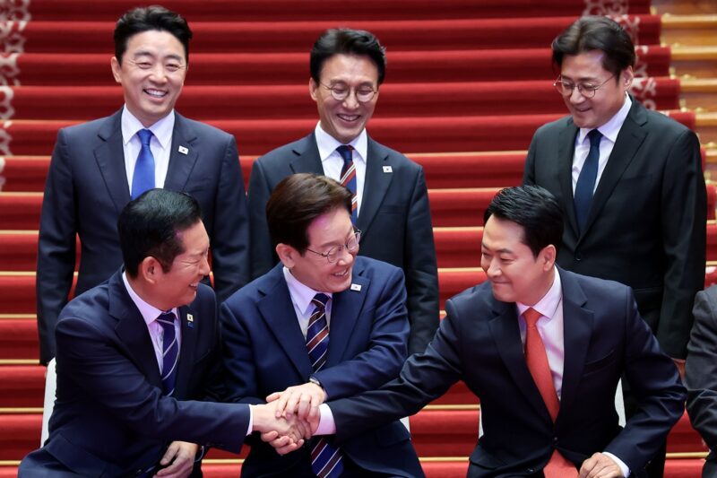 張東赫と鄭清来が握手…政局は「新たな局面」へ