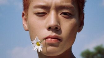 パク・ジフン、口に花をくわえてウィンク…「清涼感あふれる少年美」の極み