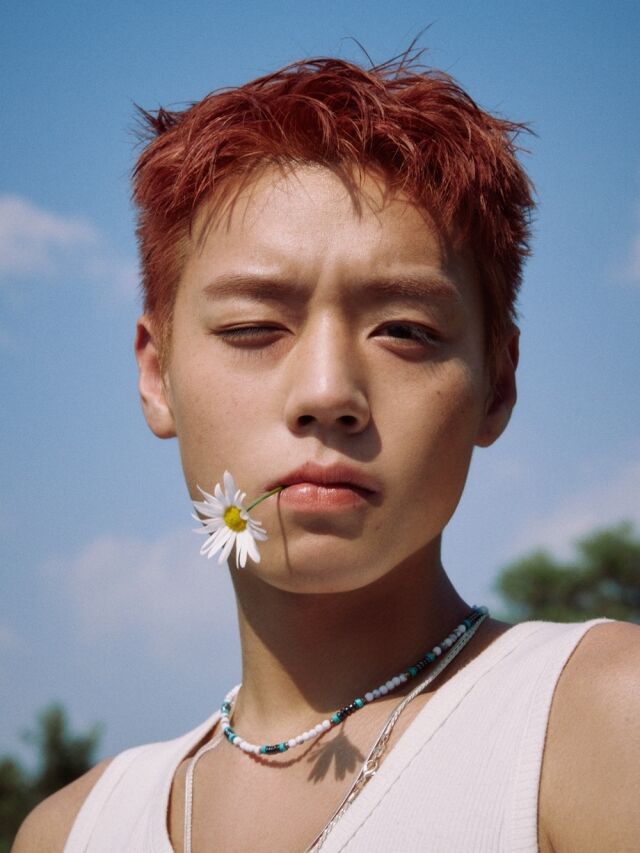 パク・ジフン、口に花をくわえてウィンク…「清涼感あふれる少年美」の極み