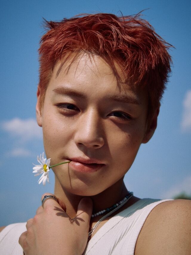 パク・ジフン、口に花をくわえてウィンク…「清涼感あふれる少年美」の極み