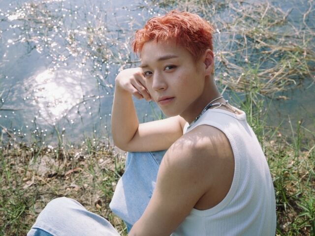 パク・ジフン、口に花をくわえてウィンク…「清涼感あふれる少年美」の極み