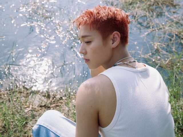 パク・ジフン、口に花をくわえてウィンク…「清涼感あふれる少年美」の極み