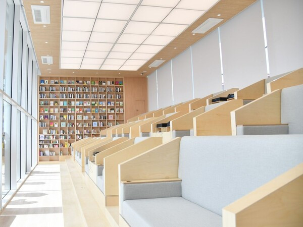 4月10日オープン！北漢山の絶景を独り占め、牛耳川沿いの無料ブックカフェが話題