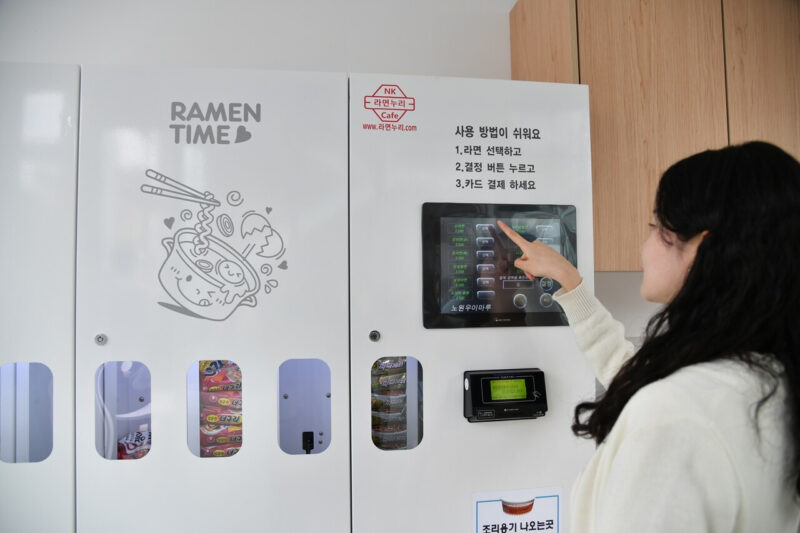 4月10日オープン！北漢山の絶景を独り占め、牛耳川沿いの無料ブックカフェが話題