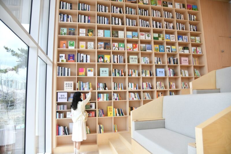 4月10日オープン！北漢山の絶景を独り占め、牛耳川沿いの無料ブックカフェが話題