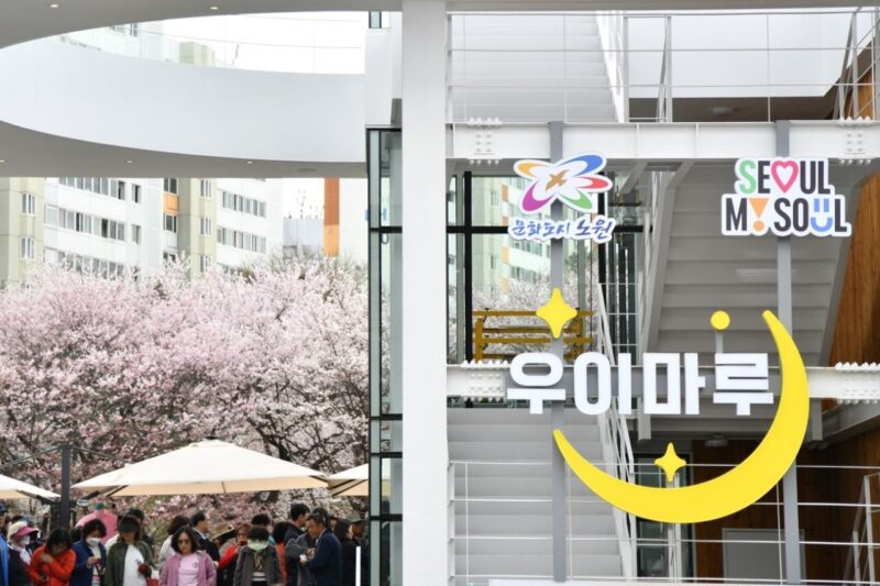 4月10日オープン！北漢山の絶景を独り占め、牛耳川沿いの無料ブックカフェが話題