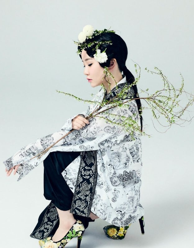 キム・ヒョンジョン作家、モダン韓服グラビア公開…韓国的美学の再解釈