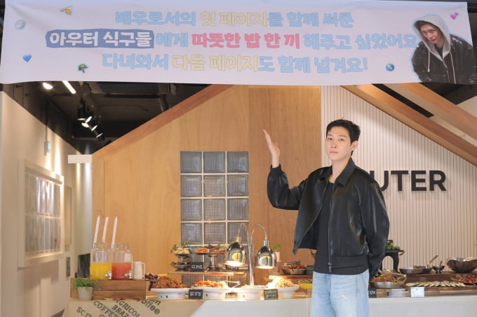 20日入隊のキム・ヨンデ、所属事務所の仲間にサプライズプレゼント