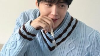 キム・ソンホ、クロワッサン片手に「彼氏感」満載…優しい微笑みに視線集中