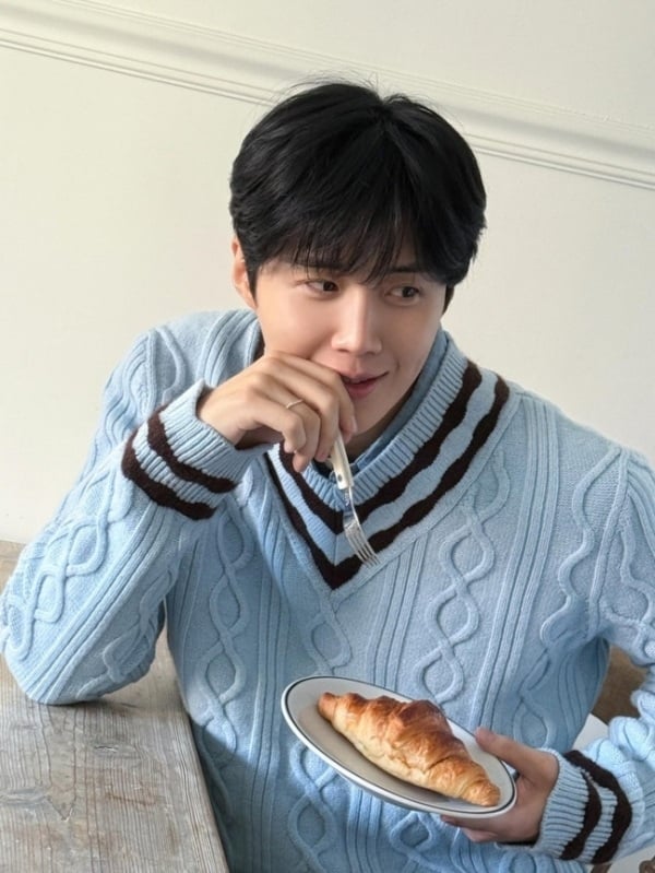 キム・ソンホ、クロワッサン片手に「彼氏感」満載…優しい微笑みに視線集中