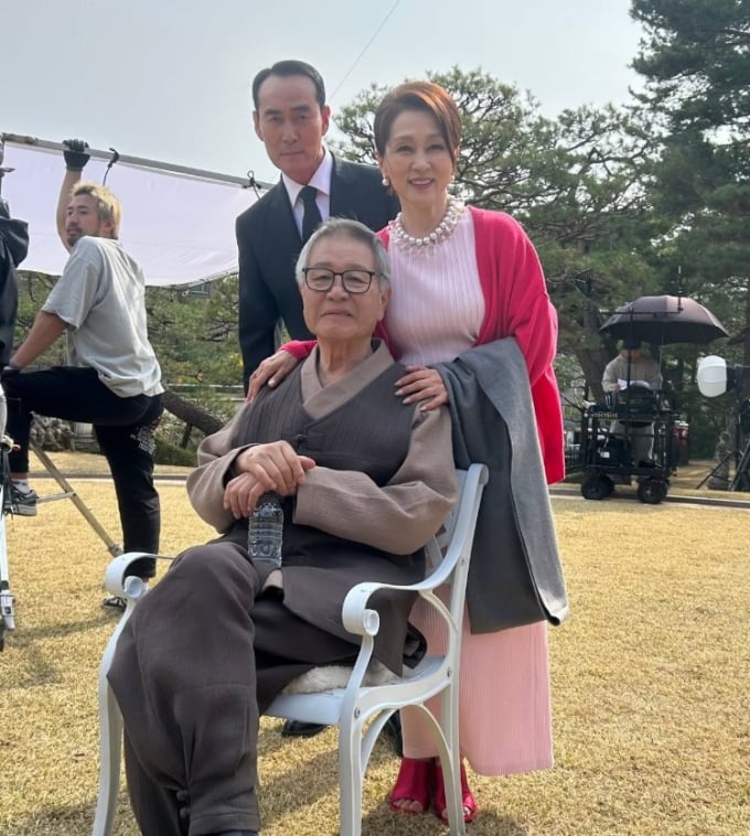 ムン・ヒギョン、『私たちの幸せな日』撮影現場公開…イ・ホジェとの温かいケミ