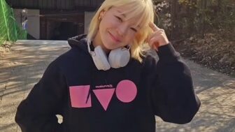 サオリ、春の花に囲まれ手話パフォーマンス…「さようなら四月」情緒あふれる近況公開