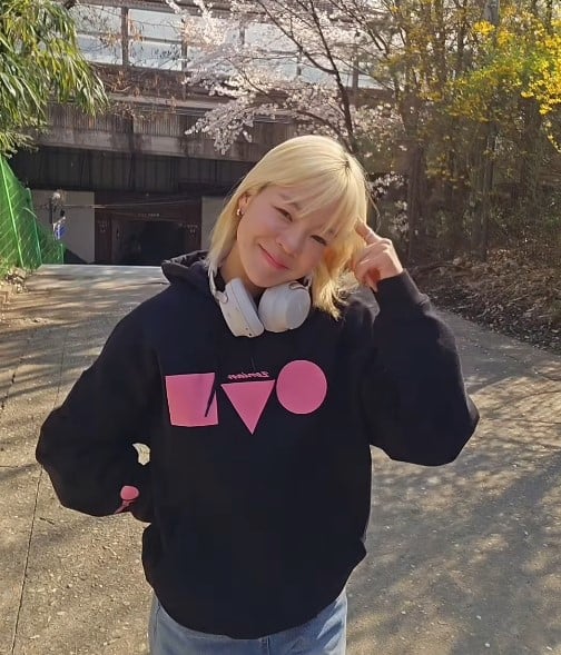 サオリ、春の花に囲まれ手話パフォーマンス…「さようなら四月」情緒あふれる近況公開