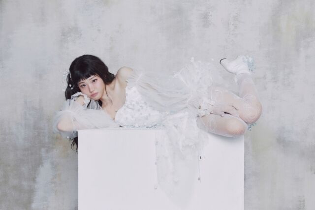 QWERヒナ、ラブリーな人形のようなビジュアル