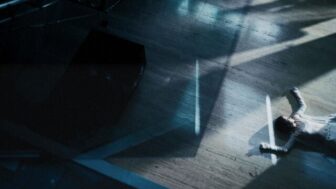 イヴ、床に寝転がり、食器を落とし…見知らぬ感覚『NAIL』