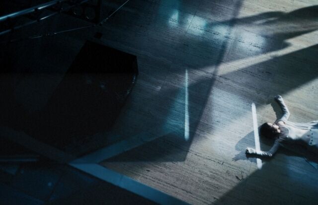 イヴ、床に寝転がり、食器を落とし…見知らぬ感覚『NAIL』