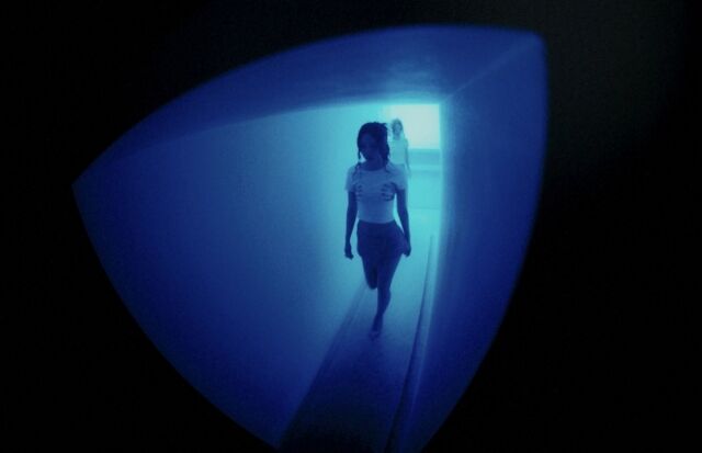 イヴ、床に寝転がり、食器を落とし…見知らぬ感覚『NAIL』