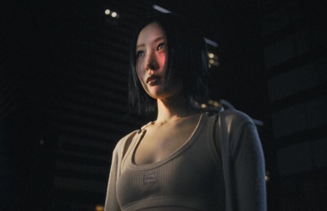 イヴ、床に寝転がり、食器を落とし…見知らぬ感覚『NAIL』