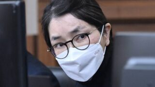 金建希夫人、尹大統領と法廷で再会し…人目もはばからず「号泣」