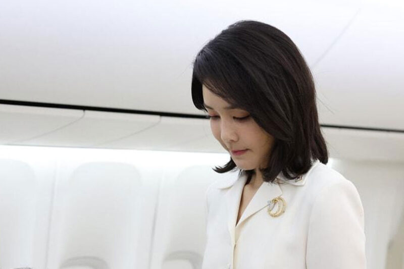 金建希夫人、尹大統領と法廷で再会し…人目もはばからず「号泣」