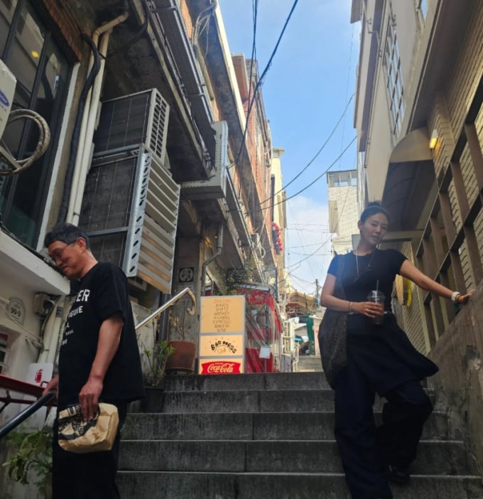 ソ・ユジョン、解放村の路地でコ・ミョンファンとツーショット…「すべてがグラビアのような一日」