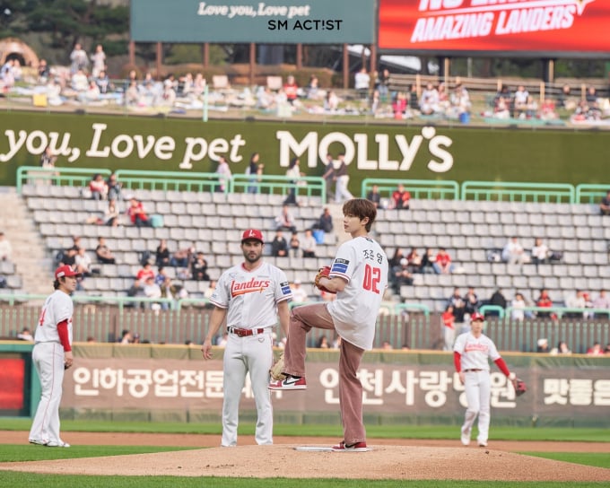 チョ・ジュンヨン、SSGランダースの始球式でマウンドに立つ