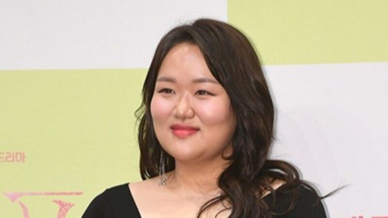 ハ・ジェスクの夫、水深20mで失踪船長を発見→海警感謝状授与「収拾に大きな力に」 【解説】
韓国の元アナウンサーでタレントのハ・ジェスクさんの夫が、水深20メートルで行方不明となった船長を発見し、韓国海洋警察から感謝状を授与されたことを伝えるニュースです。タイトルは「発見→感謝状授与」と簡潔に経緯をまとめ、「収拾に大きな力に」と貢献を強調しています。日本の読者にも分かりやすいよう、固有名詞はそのままカタカナ表記にし、事実を端的に伝える表現を心がけました。