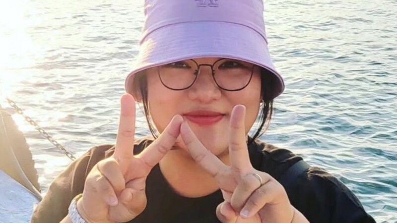 ハ・ジェスクの夫、水深20mで失踪船長を発見→海警感謝状授与「収拾に大きな力に」

【解説】
韓国の元アナウンサーでタレントのハ・ジェスクさんの夫が、水深20メートルで行方不明となった船長を発見し、韓国海洋警察から感謝状を授与されたことを伝えるニュースです。タイトルは「発見→感謝状授与」と簡潔に経緯をまとめ、「収拾に大きな力に」と貢献を強調しています。日本の読者にも分かりやすいよう、固有名詞はそのままカタカナ表記にし、事実を端的に伝える表現を心がけました。