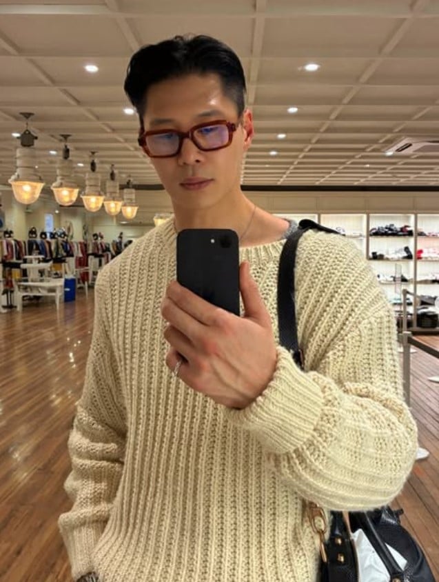 ダニー・リー、メガネ一枚で完成した「彼氏系写真」…ほっこりするルックス