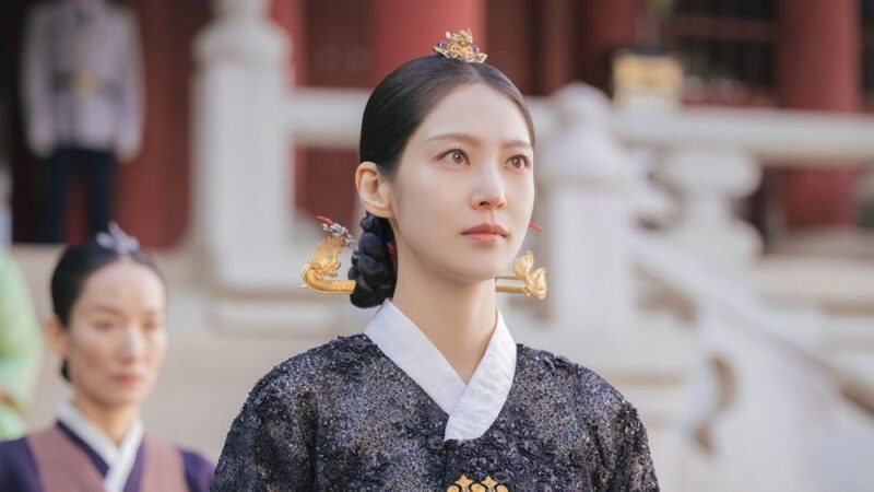 ユ・ビョンソク、IUを抱きしめる…コン・スンヨンとの対立が一触即発の状況に