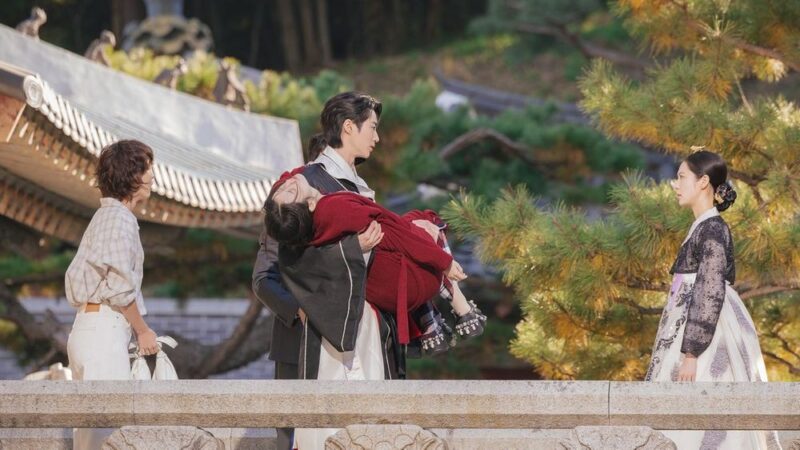 ユ・ビョンソク、IUを抱きしめる…コン・スンヨンとの対立が一触即発の状況に