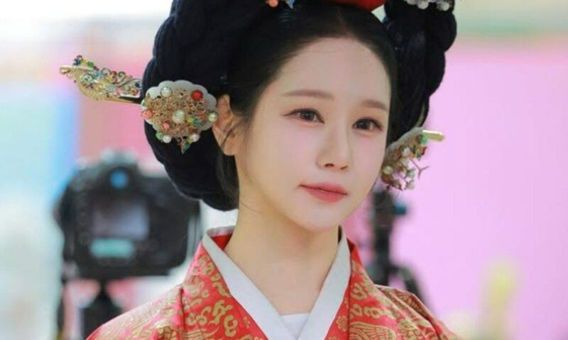 「婚前妊娠→結婚」16期オクスン、誕生日に大型花束+ブランド品を公開

【解説】
1. 「婚前妊娠→結婚」: 한국어 원문의 핵심 내용을 간결하게 전달하며, 일본 독자들이 이해하기 쉬운 표현으로 번역했습니다.
2. 「16期オクスン」: '16기 옥순'을 일본어 발음에 맞게 표기하고, 아이돌 그룹 기수 시스템을 알 수 있도록 했습니다.
3. 「誕生日に大型花束+ブランド品を公開」: 생일 축하와 사치품 공개라는 두 가지 뉴스 포인트를 강조하여 호기심을 자극하는 제목으로 구성했습니다.