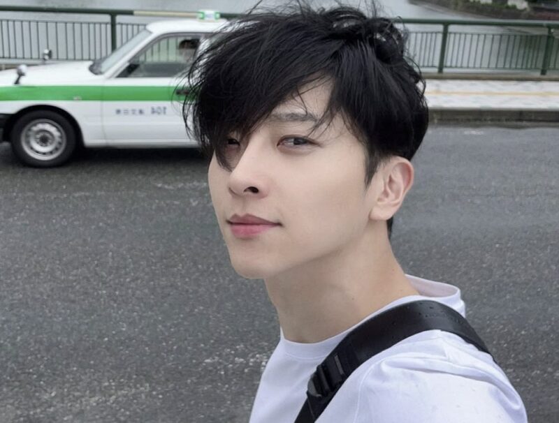 「黙って！ファミリー」人気俳優、日本生放送中に「肩パン」食らう…いわゆる“ブーツカリ”