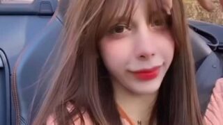 ヘリン、桜並木をドライブ…ピンクの春ルックで魅せる「清涼ビジュアル」