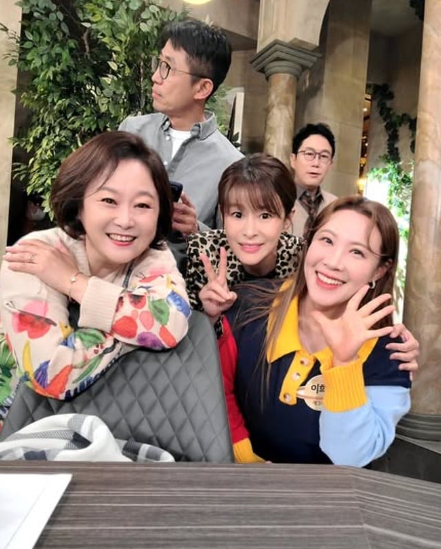 イェ・ジウォン、『これほど偉大な体』の撮影現場を公開…出演者たちと和気あいあいとした雰囲気