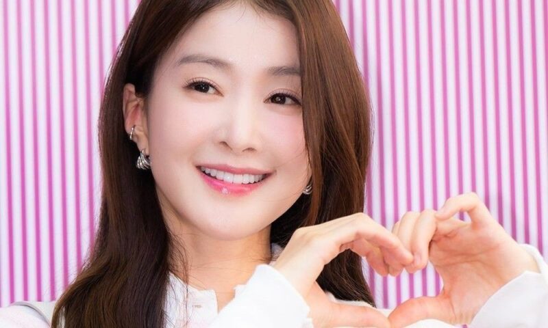 「離婚→一人で第二子出産」女優、ブランドバッグの贈り物に感涙…「申し訳なくて、ありがとう」