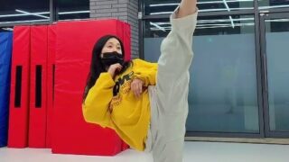 テミ、完璧な蹴り技を披露…映画『ベラドンナ』でグローバル主演へ躍進