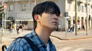 ヨーロッパ地下鉄で目撃された人気俳優…イタリアでのリラックスしたひととき