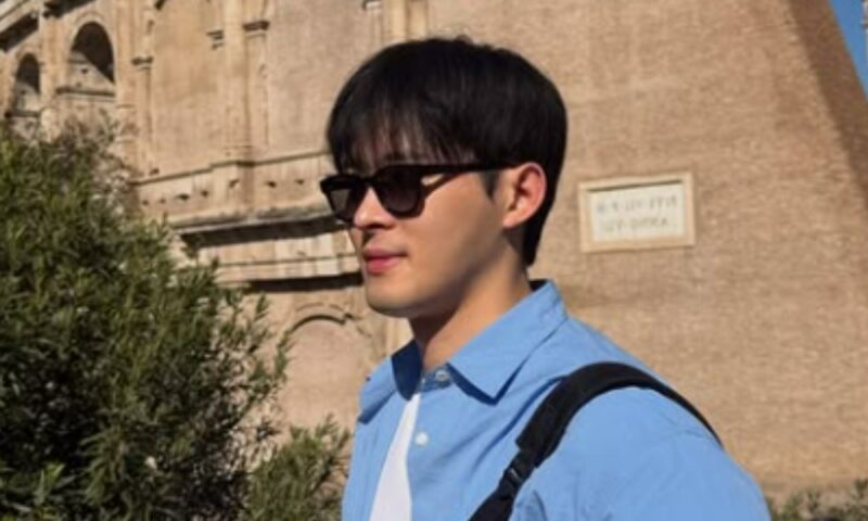 ヨーロッパ地下鉄で目撃された人気俳優…イタリアでのリラックスしたひととき