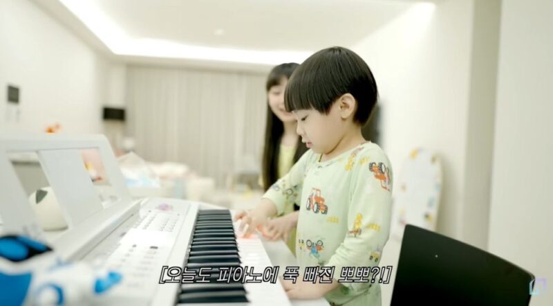 ムン・ヒジュン♥ソユル、息子のピアノの実力を公開…「楽譜なしで完奏」子育て成功の証