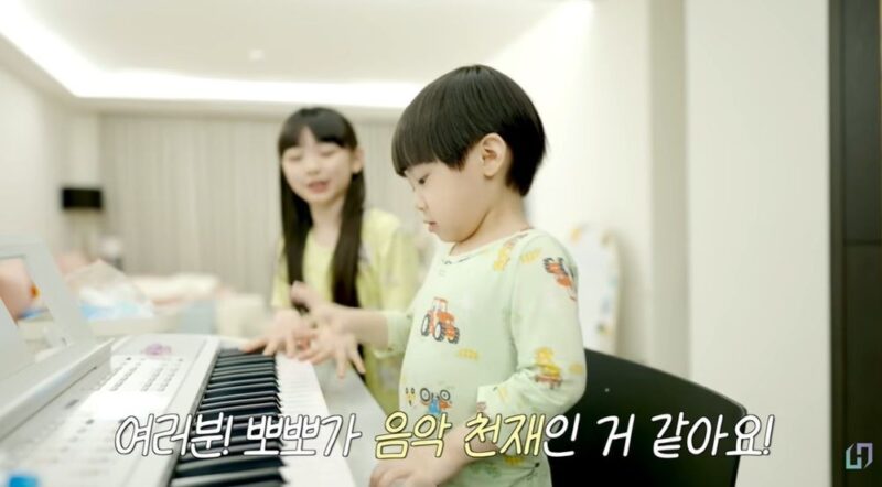 ムン・ヒジュン♥ソユル、息子のピアノの実力を公開…「楽譜なしで完奏」子育て成功の証