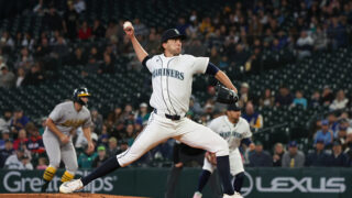 打球が投手のユニフォームの中に？MLBで起きた珍プレーが話題に