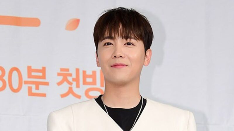 【速報】有名男性歌手、謎のリップ痕が話題…「好きなの選んで」