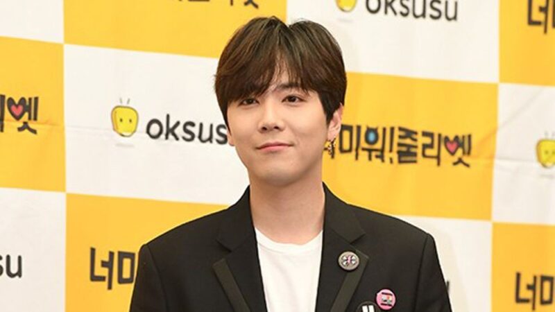 【速報】有名男性歌手、謎のリップ痕が話題…「好きなの選んで」