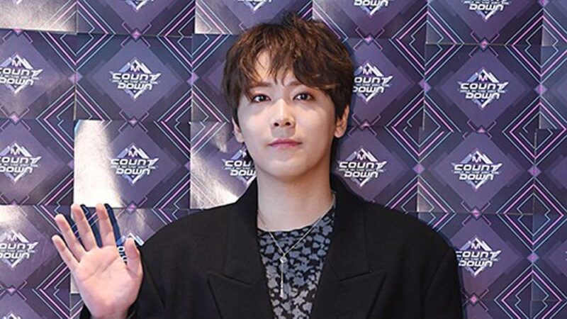 【速報】有名男性歌手、謎のリップ痕が話題…「好きなの選んで」