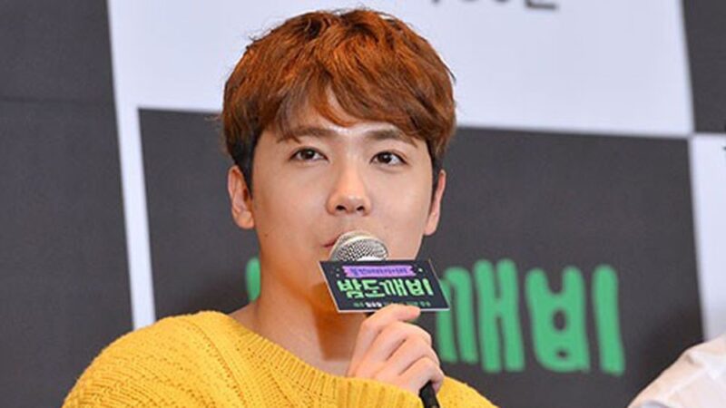 【速報】有名男性歌手、謎のリップ痕が話題…「好きなの選んで」